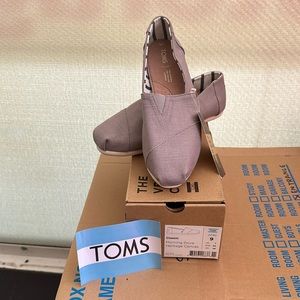 Brand new with tags Classic Toms Heritage Canvas in Morning Dove color Size 9